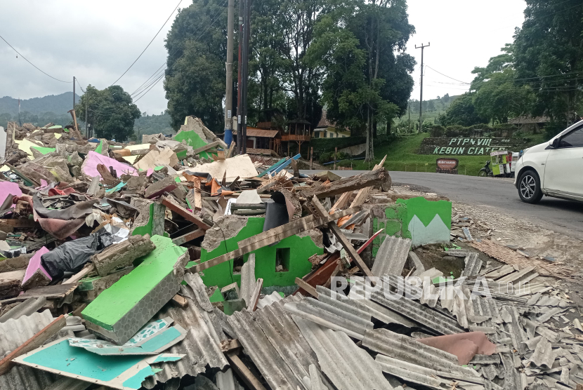 Warung di Sepanjang Jalan Tangkuban Parahu, Kabupaten Subang, Jawa Barat Dilakukan Pembongkaran oleh Pemprov Jawa Barat.