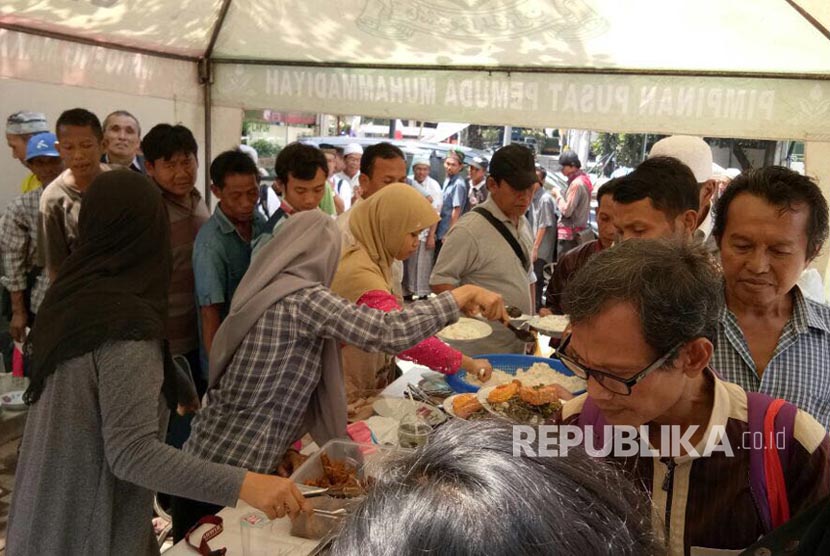 Warung Gratis Khusus  Dhuafa milik Pimpinan Pusat Pemuda Muhammadiyah terus melayani kamu Dhuafa setiap Jumat, setelah Shalat Jumat.