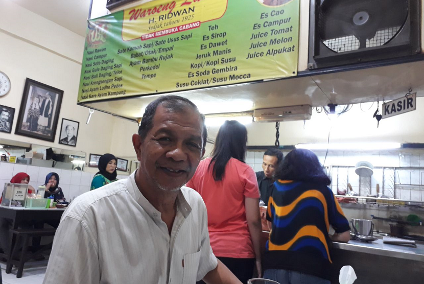 Warung Lama Haji Ridwan telah menjadi tempat kuliner legendaris sejak 1925 di Pasar Besar Malang. Warung memiliki dua menu khas, yakni Nasi Ayam Lodho Pedas dan Sate Komoh. 