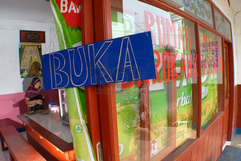 Warung makan yang buka di siang hari saat puasa.