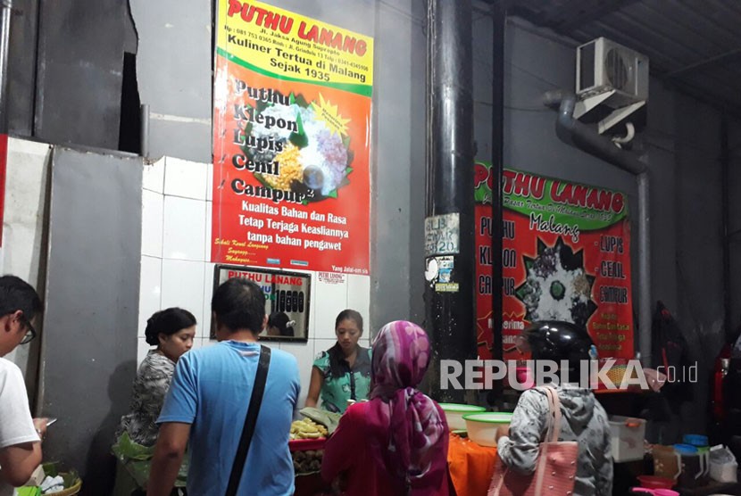 Warung Puthu Lanang menjajakan kue tradisional sejak 1935 di Jalan Jaksa Suprapto, Kota Malang.