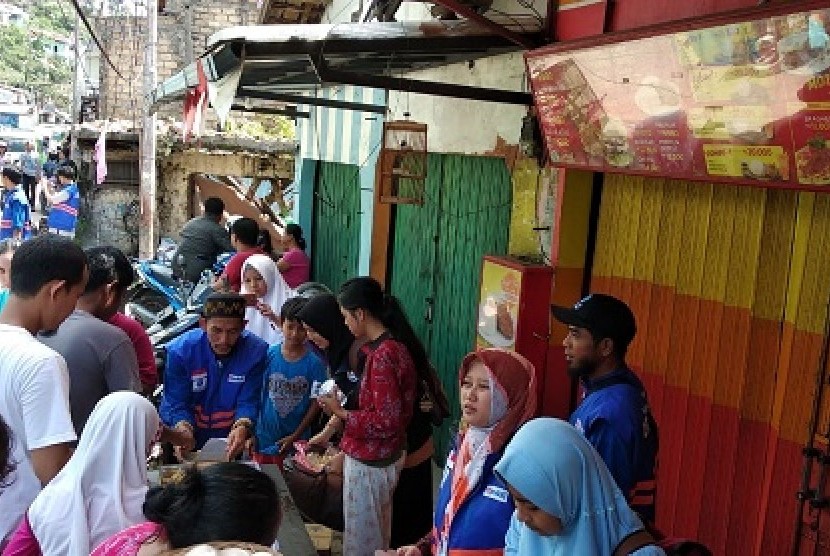 Warung sedekah Daarut Tauhid Peduli di lokasi terdampak bencana angin puting beliung, Bogor.