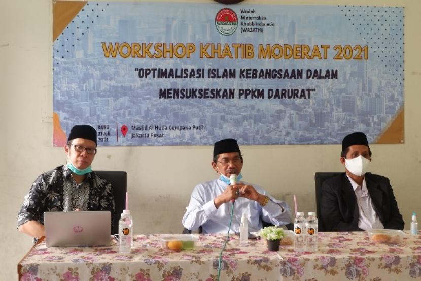 Wakil Rais Syuriah PWNU DKI Jakarta, KH Soleh Asri, mengingatkan para khatib hendaknya mempunyai panduan khutbah Jumat. 