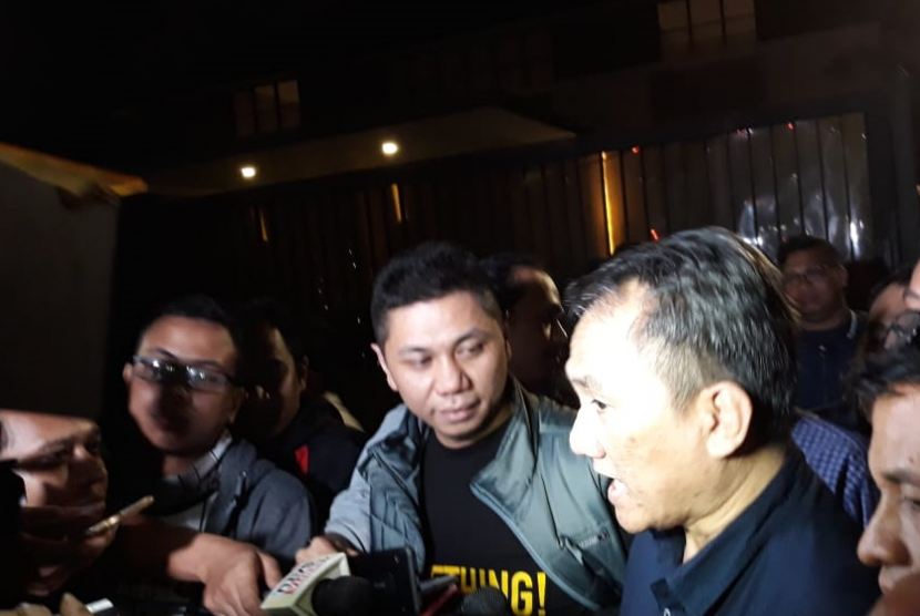 Wasekjen Demokrat Andi Arief memberikan keterangan perihal tudingannya terhadap Prabowo Subianto sebagai 'Jenderal Kardus', di kediaman Ketum Demokrat SBY di Mega Kuningan, Kamis (9/8) dini hari.  