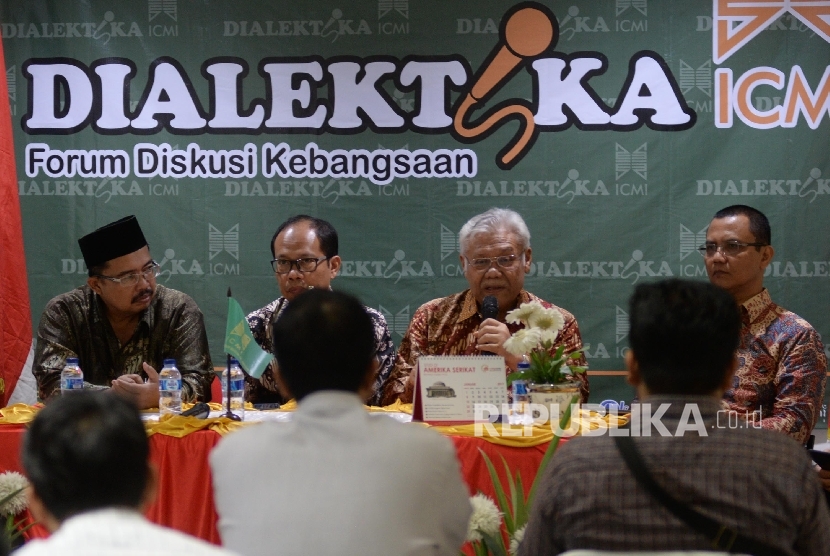 Wasekjen ICMI Nurhadi Musawir, Wabendum ICMI Suhaji Lestiadi, Ketua Pokja Bank Wakaf Zainul Bahanoor, Ketua Tim Peramus Bank Wakaf Ventura Indonesia Yuslam Fauzi (dari kiri-kanan) menjadi pembicara dalam diskusi Dialektika ICMI yang bertemakan Bank Wakaf V