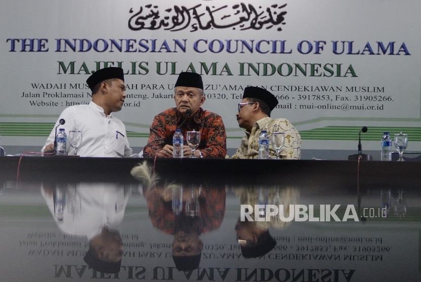 Wasekjen MUI Sholahuddin Al-Aiyub (kiri), Sekjen MUI Anwar Abbas (tengah), dan Wakil Ketua Umum MUI Zainut Tauhid menggelar konferensi pers di kantor MUI, Jakarta, Selasa (22/11).