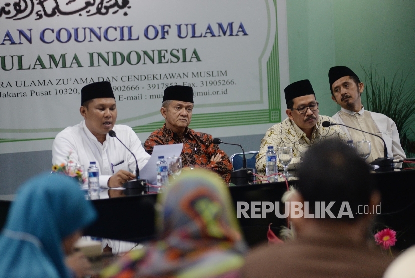 Wasekjen MUI Sholahuddin Al-Aiyub, Sekjen MUI Anwar Abbas, Wakil Ketua Umum MUI Zainut Tauhid, dan Wasekjen MUI Zaitun Rasmin (dari kiri) menggelar konferensi pers di kantor MUI, Jakarta, Selasa (22/11).