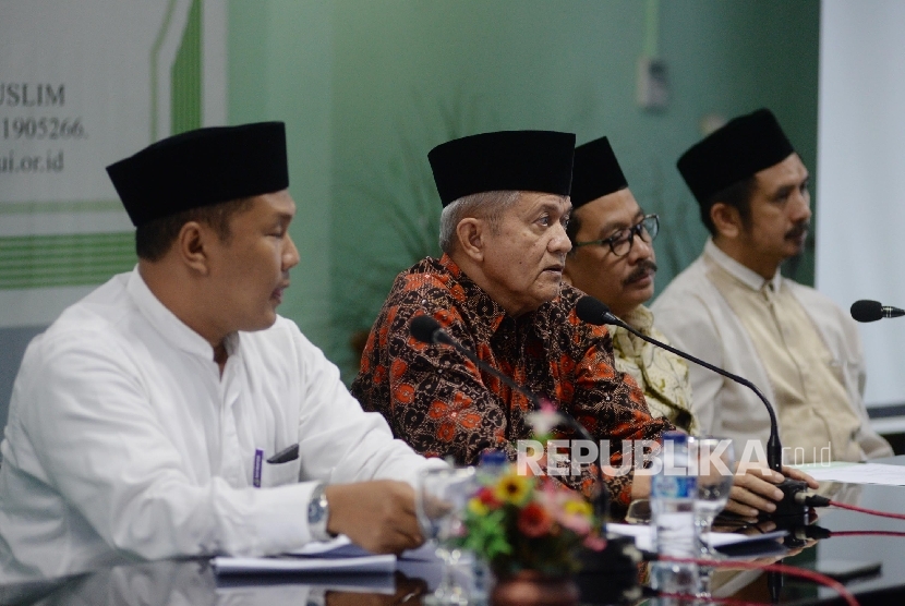 Wasekjen MUI Sholahuddin Al-Aiyub, Sekjen MUI Anwar Abbas, Wakil Ketua Umum MUI Zainut Tauhid, dan Wasekjen MUI Zaitun Rasmin (dari kiri) menggelar konferensi pers di kantor MUI, Jakarta, Selasa (22/11)