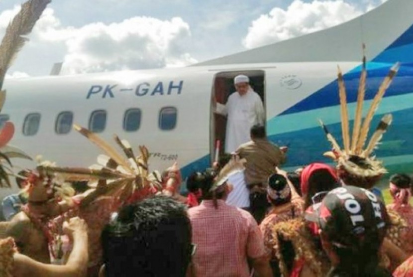 Wasekjen MUI Ustaz Tengku Zulkarnain saat akan keluar dari pesawat di Bandara Sintang, Kalimantan Barat.