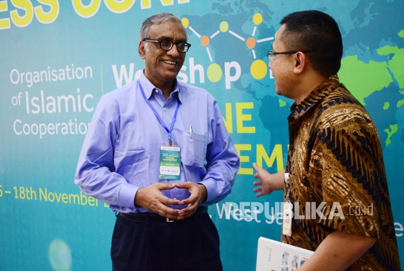 Wasif Ali Khan (kiri) dari Bangladesh berbincang dengan Corporate Secretary Bio Farma M Rahman Rustan (kanan) tentang industri vaksin di negaranya disela-sela konferensi pers 