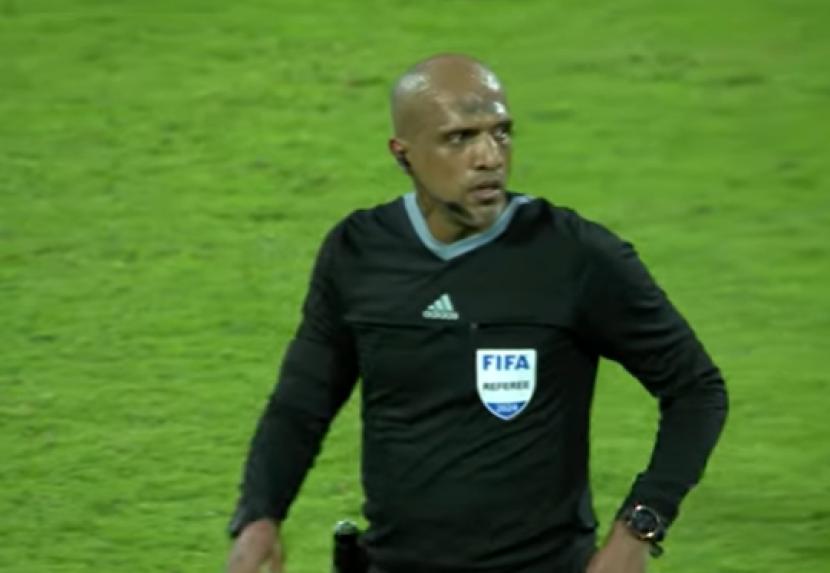 Wasit Ahmed Al Kaf yang memimpin laga Bahrain vs Indonesia.