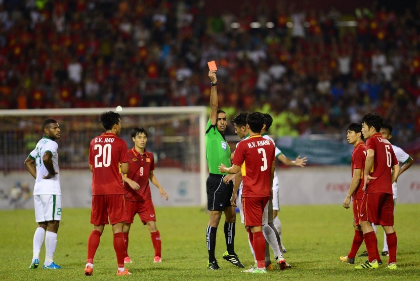 Wasit Al Yaqoubi Omar Mubarak Mazaroquai memberikan kartu merah kepada pesepakbola Indonesia Hanif Sjahbandi saat melawan Vietnam pada pertandingan Sepakbola SEA Games Kuala Lumpur 2017 di Stadion Majelis Perbendaharaan Selayang, Malaysia, Selasa (22/8) malam. Pada pertandingan ini Indonesia menahan imbang Vietnam 0-0 dengan 10 orang pemain.