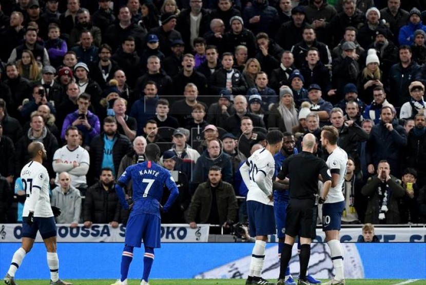  Wasit Anthony Taylor berbicara dengan pemain Chelsea Antonio Rudiger (kaos biru/kanan) dalam laga Liga Liga Primer Inggris, Tottenham Hotspur kontra Chelsea, Ahad (22/12).