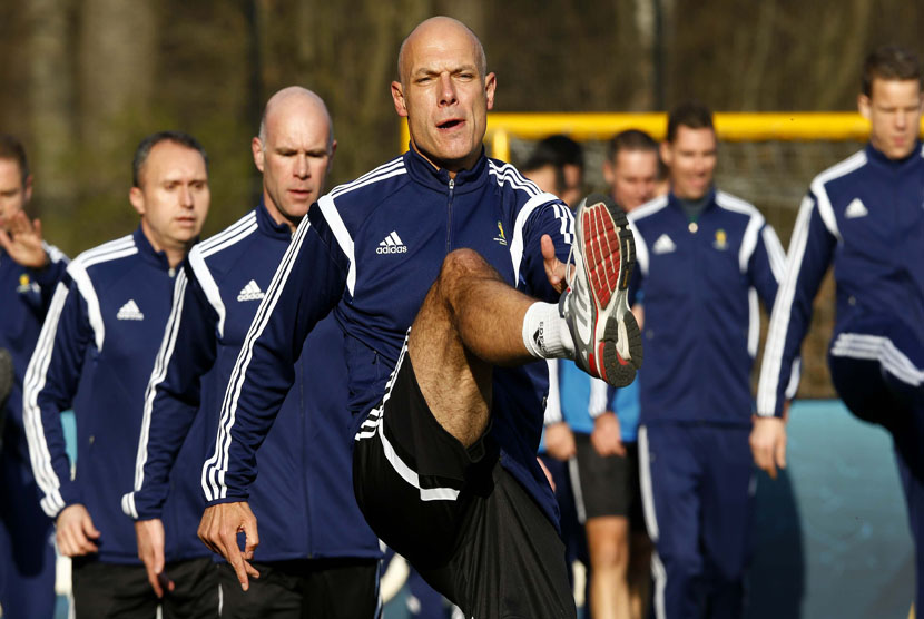 Wasit asal Inggris, Howard Webb (tengah), ikut dalam sesi latihan khusus wasit untuk Piala Dunia 2014 Brasil di markas FIFA di Zurich, Swiss, Kamis (27/3). 