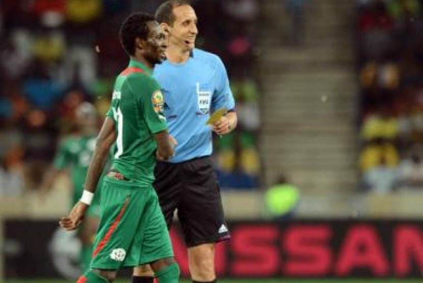 Wasit asal Tunisia, Slim Jdidi, saat mengusir pemain Burkina Faso, Jonathan Pitroipa, pada laga semifinal Piala Afrika 2013, Kamis (7/2) dini hari WIB.