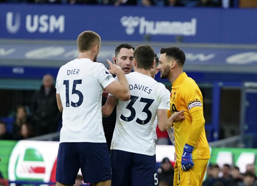 Wasit Chris Kavanagh, tengah, berdiskusi dengan pemain Tottenham Hotspur selama pertandingan sepak bola Liga Premier Inggris antara Everton dan Tottenham Hotspur di Goodison Park di Liverpool, Inggris, Ahad (7/11).