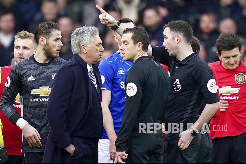 Wasit Christopher Kavanagh mengkartu merah pelatih Everton Carlo Ancelotti usai laga  Everton melawan Manchester United di Goodison Park, Liverpool, Ahad (1/3) malam.