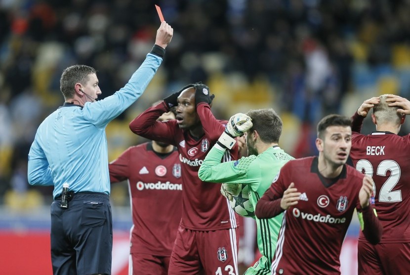 Wasit Craig Thomson memberikan kartu merah kepada bek Besiktas, Andreas Beck pada laga Liga Champions lawan Dynamo Kiev di stadion Olympiskiy, Kiev, Rabu (7/12) dini hari WIB. Kiev menang telak 6-0.