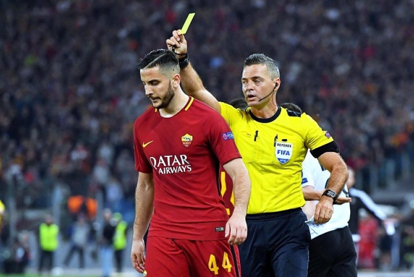 Wasit Damir Skomina saat mengkartu kuning pemain AS Roma Kostas Manolas.
