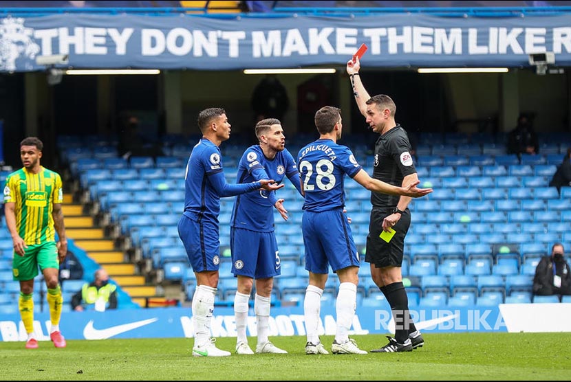 Wasit David Coote (kanan) mengganjar kartu merah kepada Thiago Silva (dua kanan) pada laga antara  Chelsea FC melawan West Bromwich Albion di London, Inggris, Sabtu (3/4)
