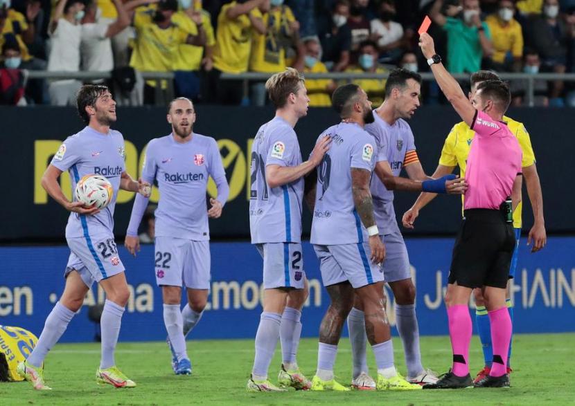 Wasit Del Cerro Grande (kanan) mengacungkan kartu merah kepada gelandang Barcelona Frenkie De Jong saat melawan Cadiz. Barcelona ditahan imbang Cadiz 0-0.