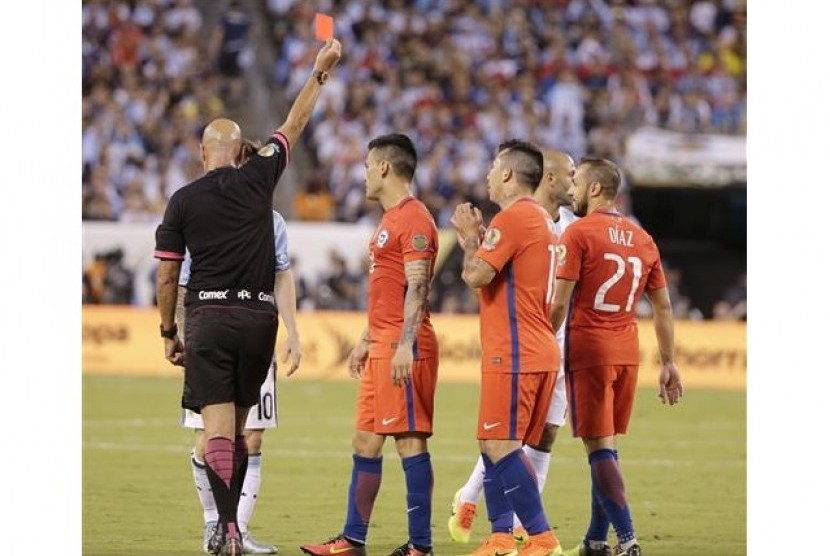 Wasit Heber Lopes mengeluarkan kartu merah pada final Copa America Centenario 2016.