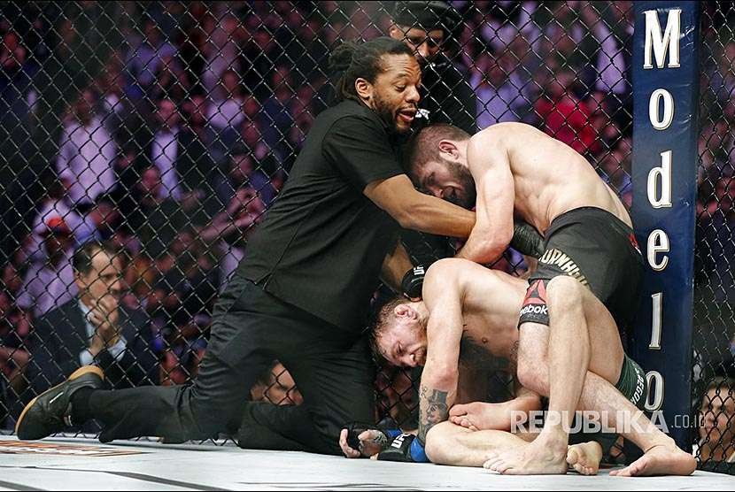 Wasit  Herb Dean mendorong Khabib Nurmagomedov setelah  McGregor melakukan 'tap out' sebagai tanda menyerah pada laga UFC 229 di Las Vegas, Sabtu (8/10) waktu setempat.