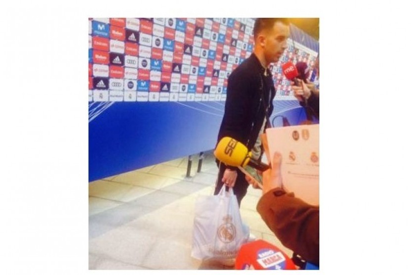 Wasit Jesus Gil Manzano yang membawa goody bag Real Madrid yang menjadi kontroversi.