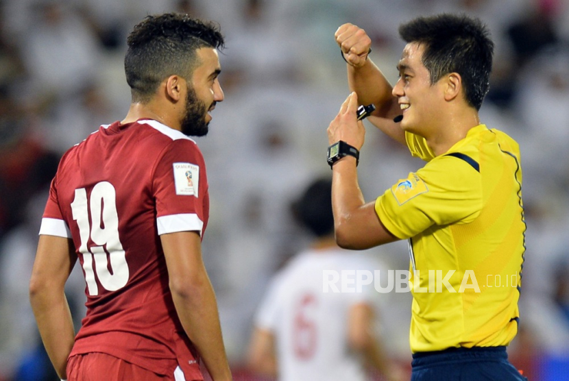 Wasit Ko Hyung-jin (kanan) yang sempat bertugas memimpin sejumlah pertandingan BRI Liga 1 2024/2025.