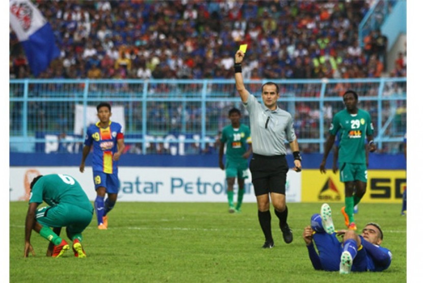 Wasit Kurbanov Charymurat (tengah) memberi hukuman kartu kuning kepada pesepakbola Maziya S&R-Maladewa , Abdulla Ibrahim (kiri) usai melakukan pelanggaran terhadap pesepakbola Arema Indonesia Cronus, Cristian Gonzales (kanan) dalam pertandingan AFC Cup di 