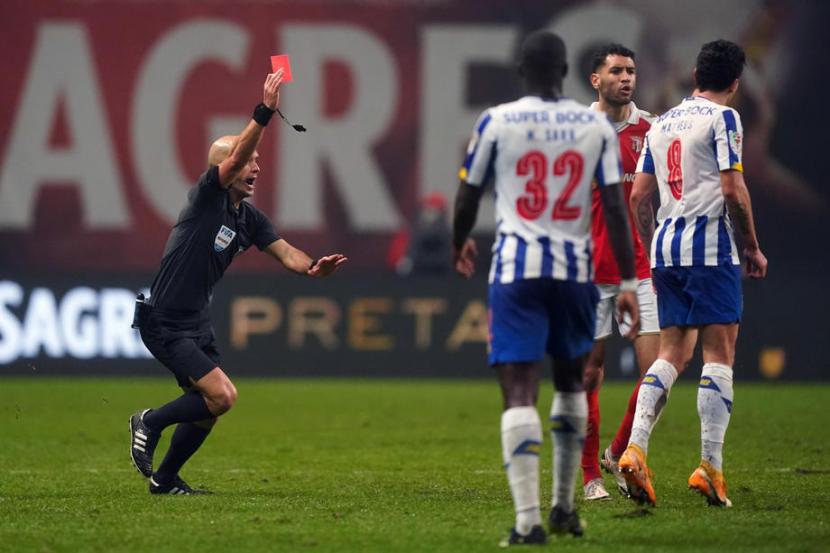 Wasit Luis Godinho saat memberi kartu merah Matheus Uribe dari Porto pada laga Piala Portugal, Rabu (10/2).