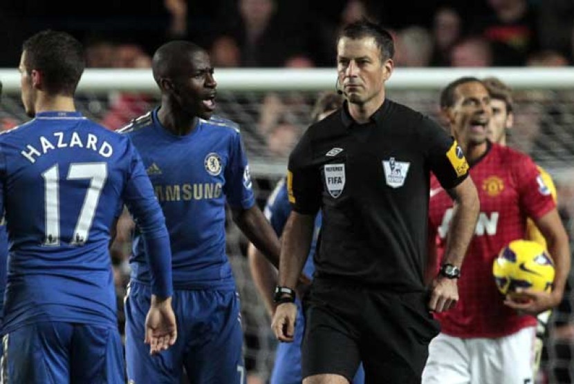   Wasit Mark Clattenburg (kanan) saat memimpin pertandingan Manchester United melawan Chelsea di  Stamford Bridge, London, Ahad (28/10). 