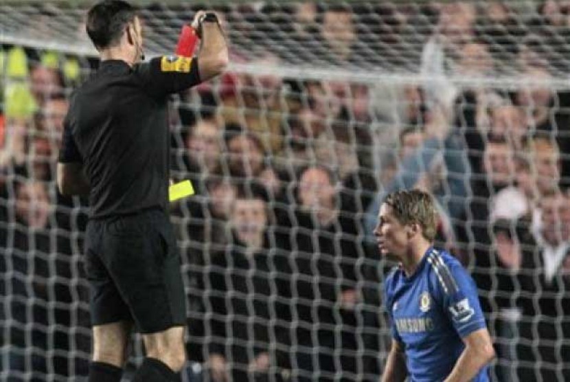 Wasit Mark Clattenburg saat mengeluarkan kartu merah untuk penyerang Chelsea, Fernando Torres, pada laga Chelsea versus Manchester United di Stamford Bridge, Ahad (28/10) malam.