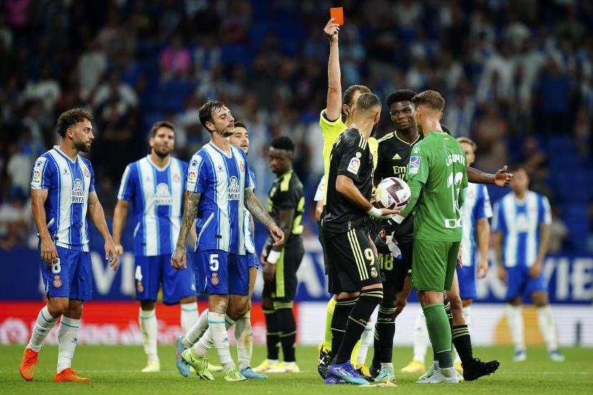 Wasit Melero Lopez menunjukkan kartu merah kepada kiper Espanyol Benjamin Lecomte, kanan, saat pertandingan sepak bola La Liga Spanyol antara Espanyol dan Real Madrid di Barcelona, ??Spanyol, Ahad, 28 Agustus 2022. 