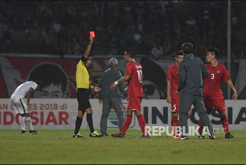 Wasit memberikan kartu merah kepada pesepak bola Vietnam U-16 Vo Nguyen Hoang (tengah) yang terlibat adu dorong dengan pesepak bola Indonesia U-16 saat laga penyisihan Grup A Piala AFF U-16 di Gelora Delta Sidoarjo, Sidoarjo, Jawa Timur, Kamis (2/8/2022).