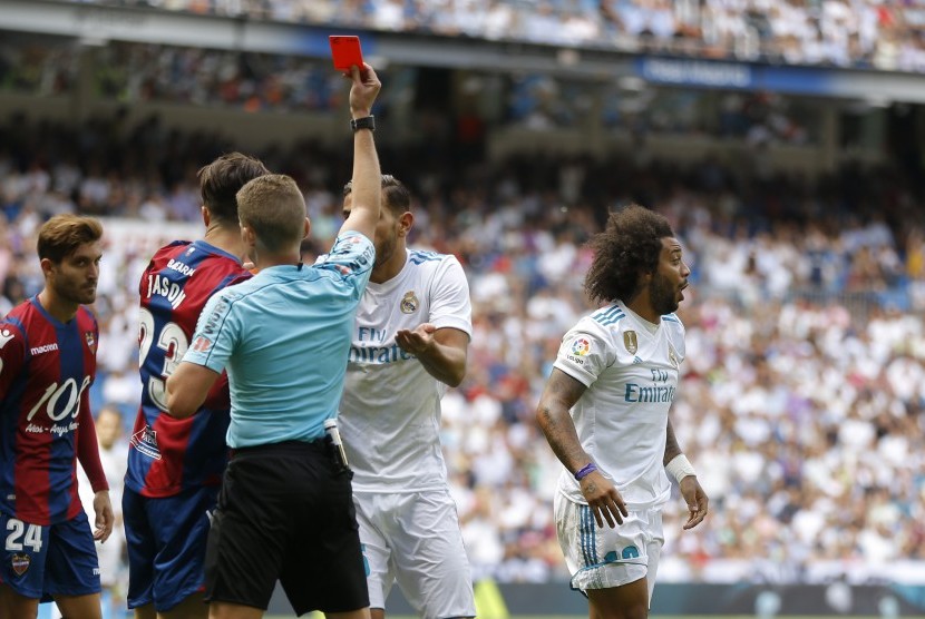 Wasit mengkartu merah bek Real Madrid, Marcelo (kanan) pada laga La Liga, Real Madrid lawan Levante di Santiago Bernabeu, Sabtu (/9). Madrid ditahan imbang 1-1 pada laga ini.