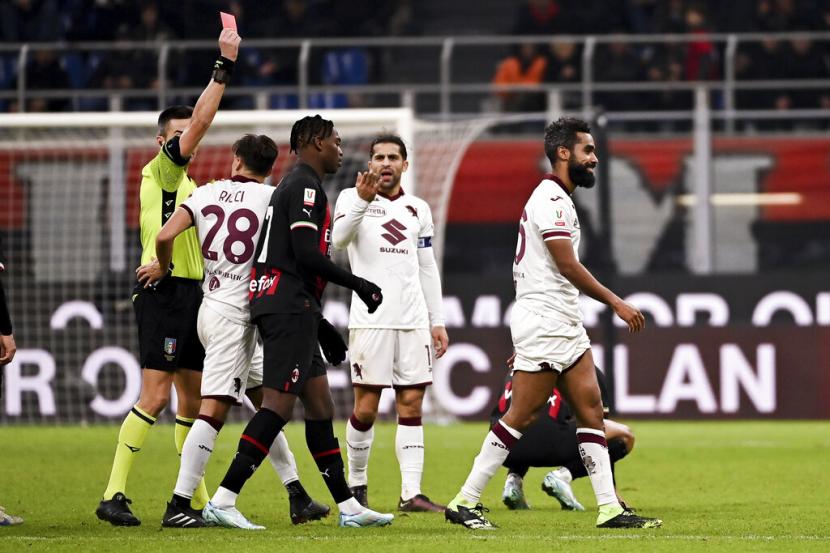 Wasit mengkartu merah pemain Torino Koffi Djidji dalam pertandingan Coppa Italia melawan AC Milan.