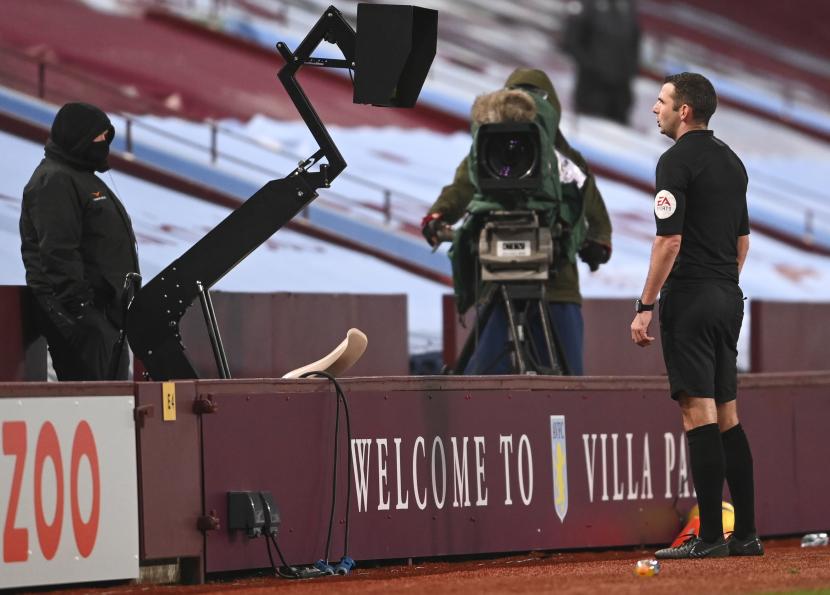 Wasit Michael Oliver berkonsultasi dengan VAR pada laga antara Aston Villa dan Brighton & Hove Albion.