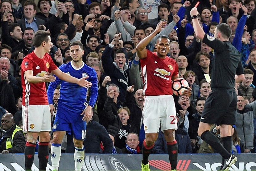 Wasit Michael Oliver mengkartu merah gelandang Manchester United, Ander Herrera (kiri) pada laga Piala FA lawan Chelsea, di Stamford Bridge, Selasa (14/3) dini hari WIB.