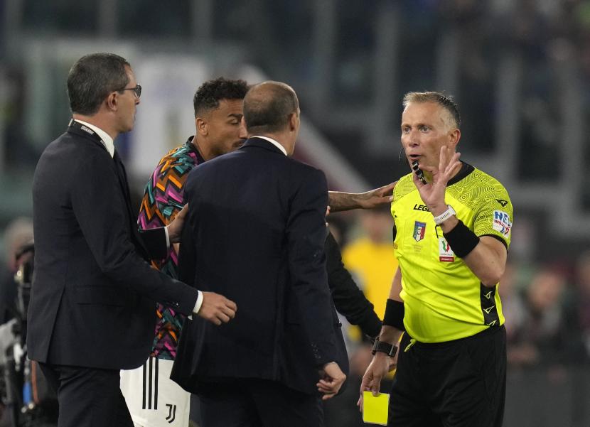 Wasit Paolo Valeri, kanan, berdiskusi dengan pelatih kepala Juventus Massimiliano Allegri saat pertandingan final Piala Italia antara Juventus dan Inter Milan di Stadio Olimpico di Roma, Italia, Rabu, 11 Mei 2022.