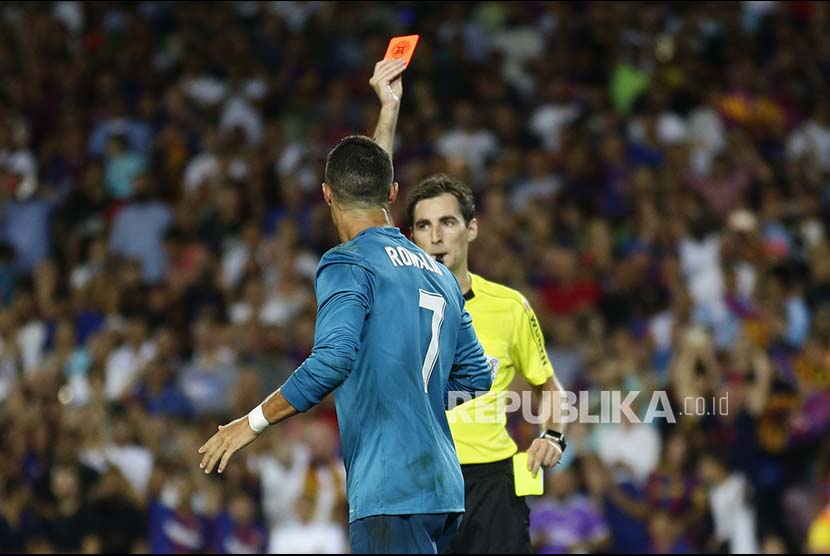 Wasit Ricardo de Burgos mengusir Cristiano Ronaldo setelah dianggap melakukan diving di leg pertama Final Piala Super Spanyol antara Barcelona vs  Real Madrid di Camp Nou, Barcelona, Senin (14/8) pagi. 