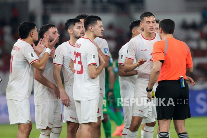 Wasit Rustam Lutfullin (kanan).