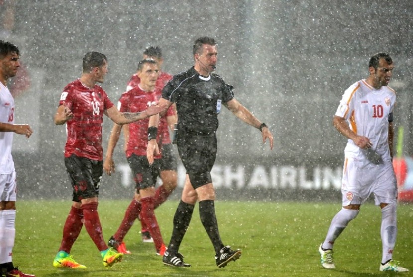 Wasit Turki Huseyin Gocek memutuskan menghentikan pertandingan Albania vs Makedonia.