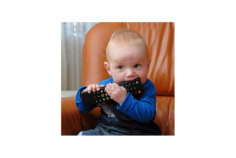 Waspadai ketika anak bermain dengan remote control TV di rumah.