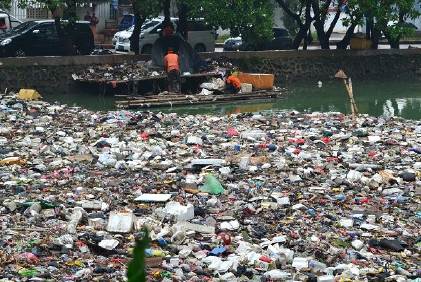 Waste cloggs a river's flow in Jakarta. (illustration)
