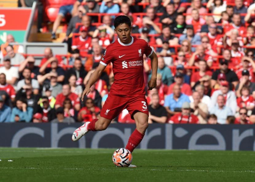 Wataru Endo beraksi saat memperkuat Liverpool  melawan Bournemouth pada laga perdana Liga Primer Inggris musim 2023/2024 bulan lalu. 