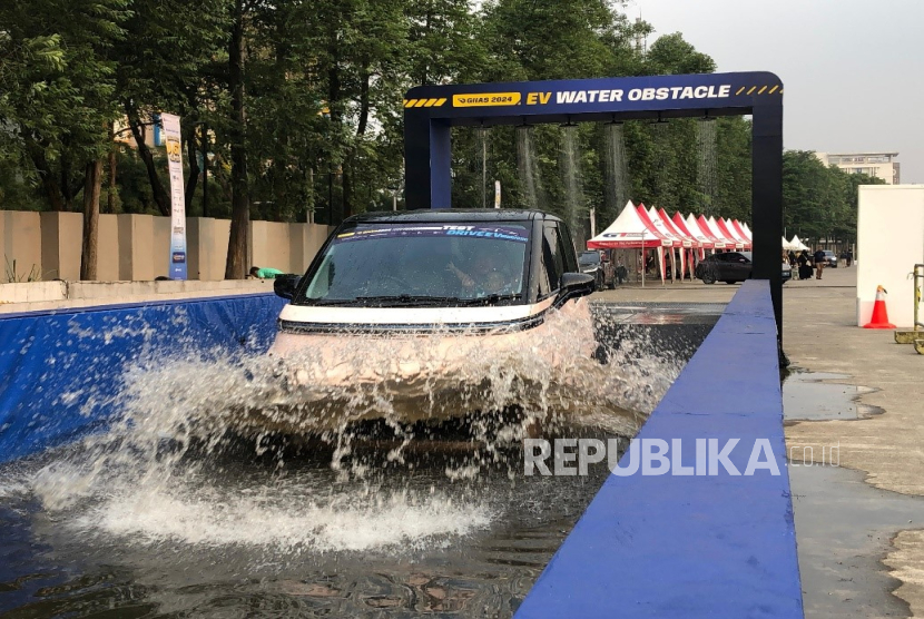 Water Obstacle, yaitu lintasan dengan kondisi genangan air yang dirancang untuk menguji kemampuan kendaraan, khususnya mobil listrik, dalam menghadapi medan basah kembali disiapkan oleh penyelenggara GIIAS 2025.