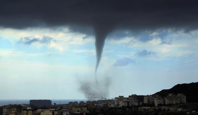 Waterspout (Ilustrasi). Fenomena angin langkisau atau puting beliung yang berada di atas permukaan air (waterspout) terjadi di Waduk Gajah Mungkur Wonogiri pada Rabu (20/1) sore.