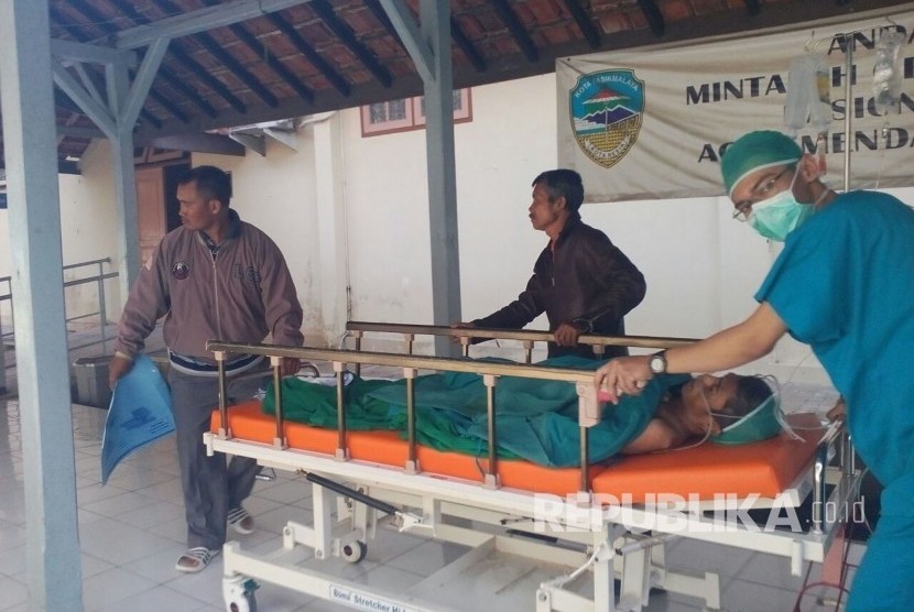 Wawan Gunawan (44) keluar ruang bedah sentral RSUD Dr Soekardjo, Kota Tasikmalaya, Rabu (1/11). Wawan memperoleh perawatan serius lantaran memakan puluhan paku diduga karena stres.