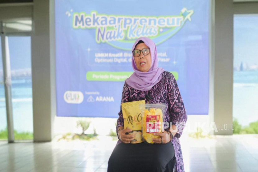 Wawang, Nasabah PNM Mekaar sejak 2018, yang berhasil mengangkat potensi singkong menjadi emping bernilai ekonomi tinggi.